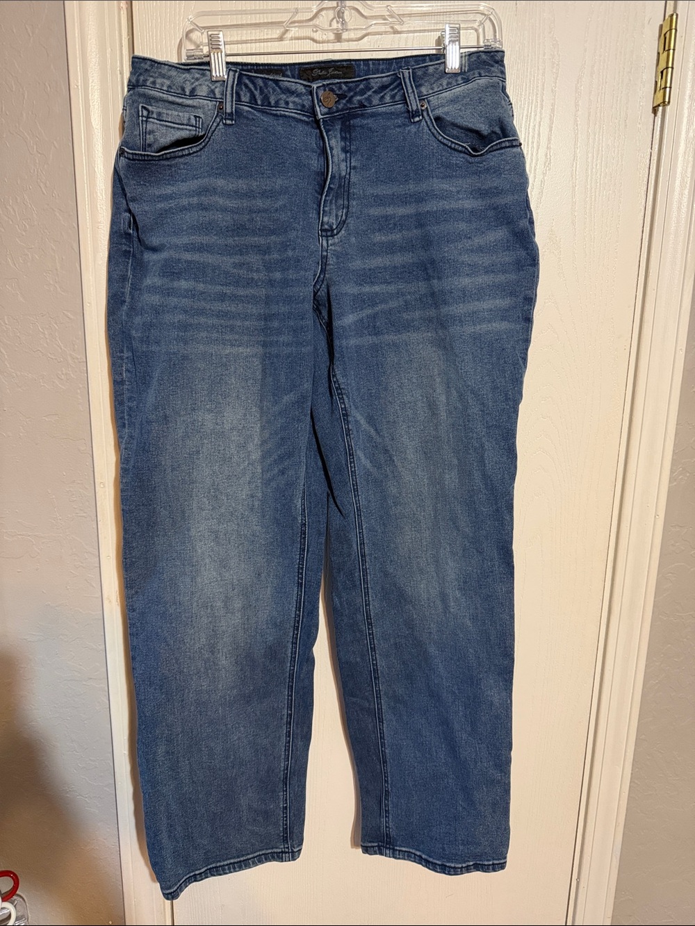 Women's Boyfriend Jeans in Medium Blue Wash